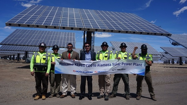 조환익 한국전력 사장(왼쪽 넷째)이 미국 콜로라도주에 위치한 태양광 발전소를 방문해 관계자들과 기념촬영을 하고 있다.