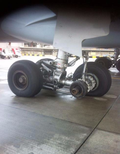 에어캐나다의 보잉 777-300 항공기 바퀴를 잃어버렸음에도 불구하고 안전하게 착륙했다. 사진은 항공조사국(JACDEC) 트위터에 올라온 사고 항공기.