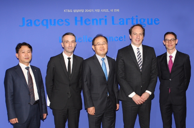 지난 18일 '라 벨 프랑스' 사진전에 참석한 파비앙 페논 주한 프랑스 대사(오른쪽에서 두 번째), 앙토니 소뮈조 프랑스 문화원장(왼쪽에서 두번째), 이상학 KT&amp;G 지속경영본부장(가운데)이 기념 촬영을 하고 있다. KT&amp;G=제공