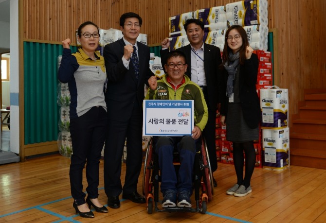 한국승강기안전공단 남상문 교육홍보이사(왼쪽 두 번째)와 직원들이 제37회 장애인의 날을 맞아 19일 진주지장애인총연합회에 생필품을 전달했다. 한국승강기안전공단=제공