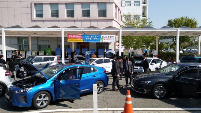 경남도는 서부청사 본관 앞에서 전기자동차 전시행사를 19일 가졌다. 경남도=제공