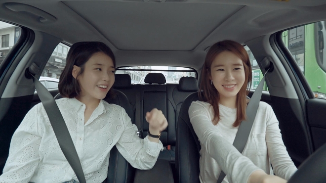 가수 겸 배우 아이유(좌)과 유인나가 등장하는 현대차의 i30 광고 영상
