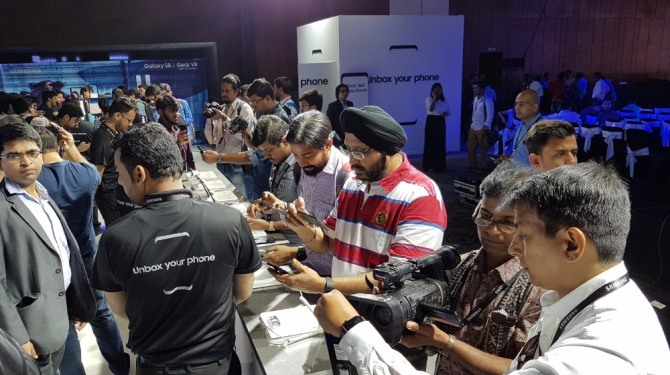 삼성전자는 19일(현지시간) 인도 뉴델리에서 미디어행사를 열고 '갤럭시 S8 시리즈'를 소개했다. 사진은 현지 관계자들이 제품을 체험하는 모습. 