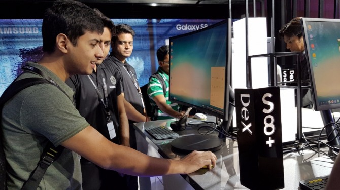 19일(현지시간) 인도 뉴델리에서 진행된 '갤럭시S8 시리즈' 미디어 행사장에서 데스크탑 PC와 같은 환경으로 사용할 수 있는 '삼성 덱스(Samsung DeX)'를 체험하는 모습.
