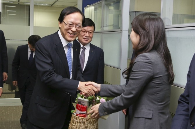 지난해 11월 계열사 현장경영에 나선 김용환 회장이 직원들과 인사를 나누고 있다. 김 회장은 농협금융 직원들 사이에서도 신뢰가 매우 높은 것으로 알려졌다. 