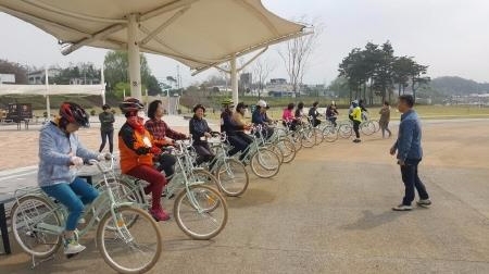 남양주시민들이 무료 자전거교실에서 이수교육을 받고 있다.