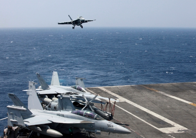 미 해군 소속 F-18 전투기가 지난 3일 남중국해 상의 항공모함 USS 칼 빈슨호에 착륙하고 있다. 사진=뉴시스