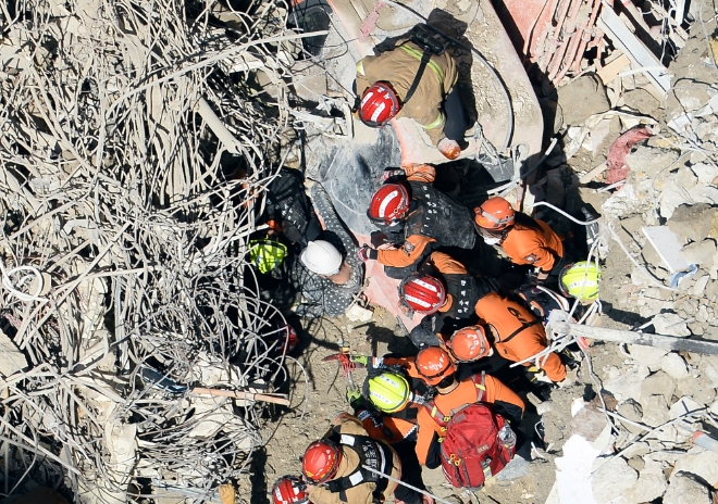 22일 오전 건물 철거 중 붕괴사고 일어난 서울 강남구 역삼동 사고 현장에서 구조대원들이 매몰자를 구조하고 있다. 뉴시스