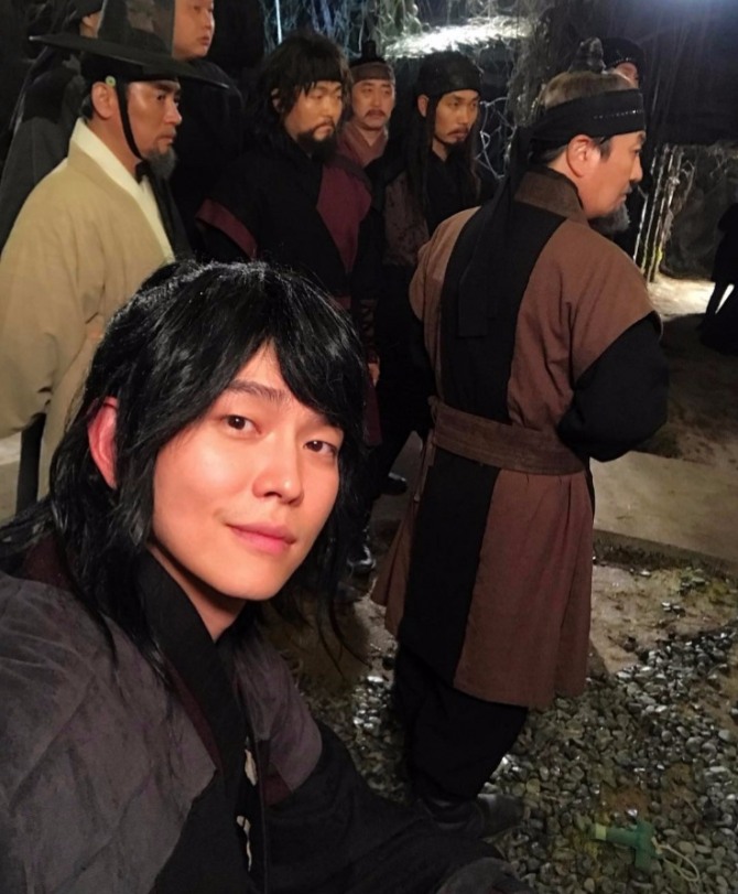 '역적' 윤균상이 '홍가'라는 문구화 함께 공개한 비하인드 컷. 사진=윤균상 인스타그램 캡처