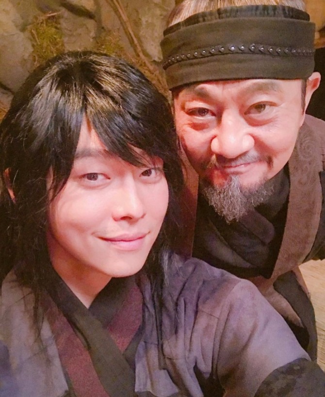 MBC 월화드라마 '역적 백성울 훔친 도적'에서  소부리 역의 박준규와 홍길동 역의 윤균상 비하인드 컷. 사진=윤균상 인스타그램 캡처