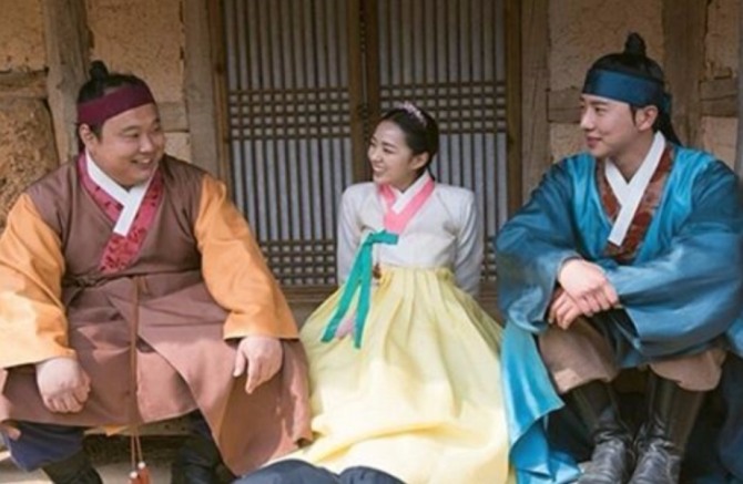 '역적'에서 업산 역으로 나오는 이명훈(오른쪽)이 가령 역으로 나오는 채수빈. 끗쇠 역의 이호철과 함께 한 비하인드 컷을 공개했다.그는  가령이는 이 날 끗쇠형과 나. 둘중에 누가 더 잘생겼냐는 질문에 끗쇠라고 대답했다라는 문구를 적어 웃음을 자아냈다 사진=이명훈 인스타그램 캡처