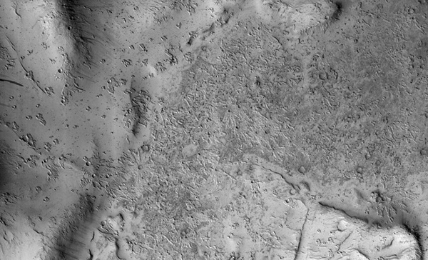 언뜻 보면 이는 새의 무리가 남긴 흔적처럼 보인다. 그러나 사실 이 믿기 힘든 이미지는 화성에 있는 이상한 모양의 크레이터들을 나타낸다. 이 지역은 주닐 크레이터 북서쪽 10km에 있다. 과학자들도 형성원인을 확신하지 못하고 있다. 사진=나사