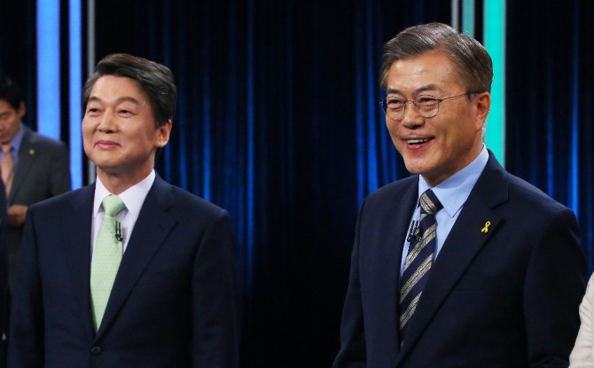 23일 오후 서울 영등포구 여의도 KBS 본관에서 열린 중앙선거관리위원회 주최 대선후보 TV토론회에서 안철수(왼쪽) 국민의당 후보와 문재인 더불어민주당 후보가 기념촬영을 하고 있다. /국회사진기자단 뉴시스