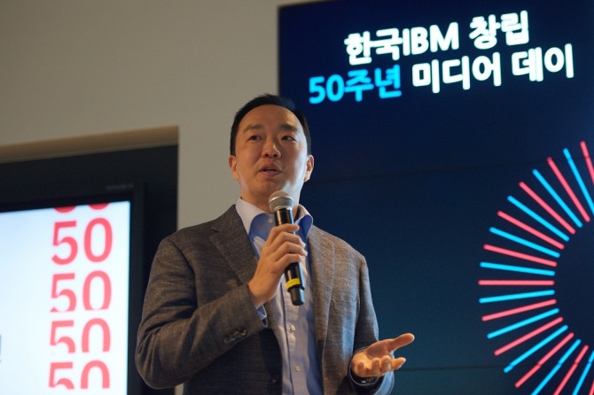 한국IBM은 24일 창립 50주년을 맞아 서울 IFC센터에서 기자간담회를 열고 그동안의 발자취를 돌아보는 한편 신사업전략을 소개하는 시간을 갖았다. 사진은 장화진 한국IBM대표가 사업성과와 미래전략을 설명하는 모습.