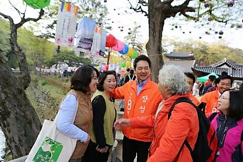 국민대통합당 장성민 후보가 지난 22일 오후 백범 김구선생이 머물렀다는 충남 공주 마곡사를 방문해 주말을 맞아 전국에서 마곡사를 찾은 유권자들에게 지지를 호소하고 있다. 사진=뉴시스