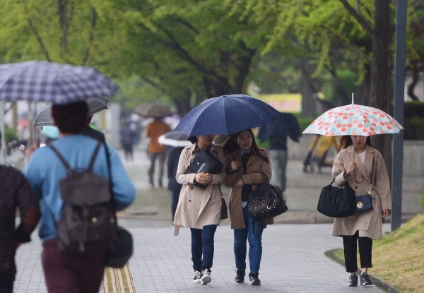 오늘날 씨와 미세먼지 농도 기상청 전국 날씨 일기예보. 봄비가 내린 서울 영등포구 여의도에서 시민들이 비를 피해 발걸음을 재촉하고 있다./뉴시스