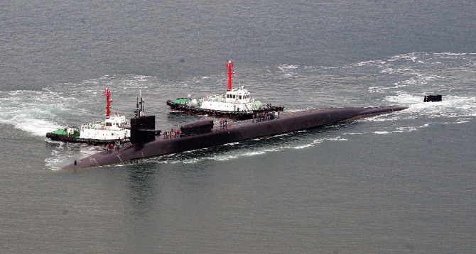 세계에서 가장 큰 잠수함 중 하나인 미국 해군 7함대 소속 핵추진 잠수함인 '미시간함'(SSGN-727·1만8750t급)이 북한의 인민군 창건기념일인 25일 오전 부산 남구 해군작전사령부 부산작전기지에 입항하고 있다. 사진=뉴시스