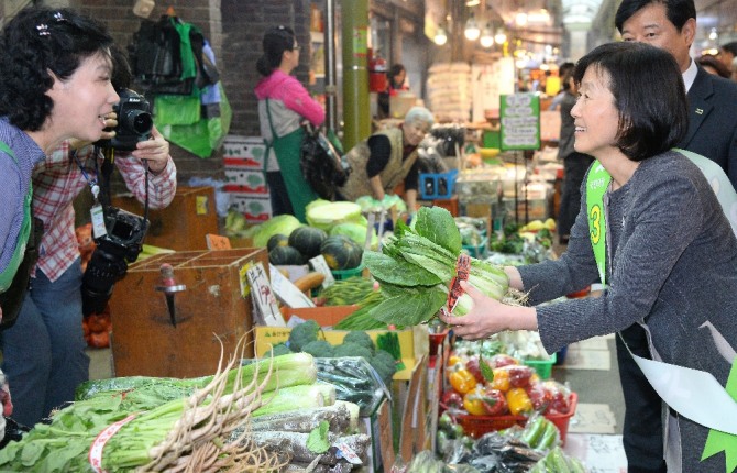 안철수 국민의당 대선후보의 부인 김미경 교수가 25일 오후 서울 마포구 망원시장에서 채소를 구매하고 있다. 사진=뉴시스