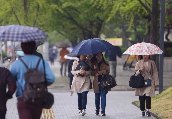오늘날 씨와 미세먼지 농도 기상청 전국 날씨 일기예보. 봄비가 펑펑 내리는 가운데 천둥 번개 우박이 예보되고 있다. 부산 날씨, 대구 날씨, 서울 날씨에서 강수량이 특히 우려된다. /뉴시스