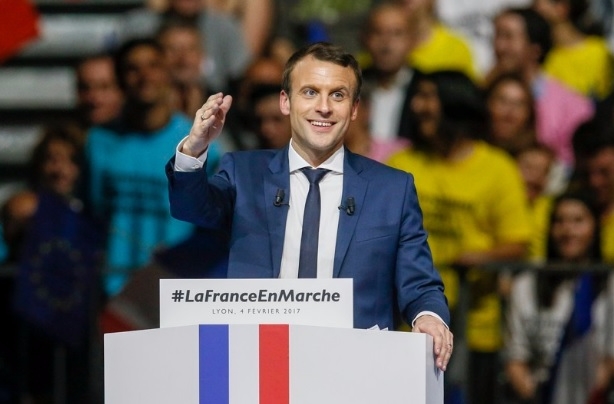 프랑스 대선 후보 에마뉘엘 마크롱 전 경제장관이 수도 파리에서 지지자들 앞에서 연설하고 있다. 자료=En Marche