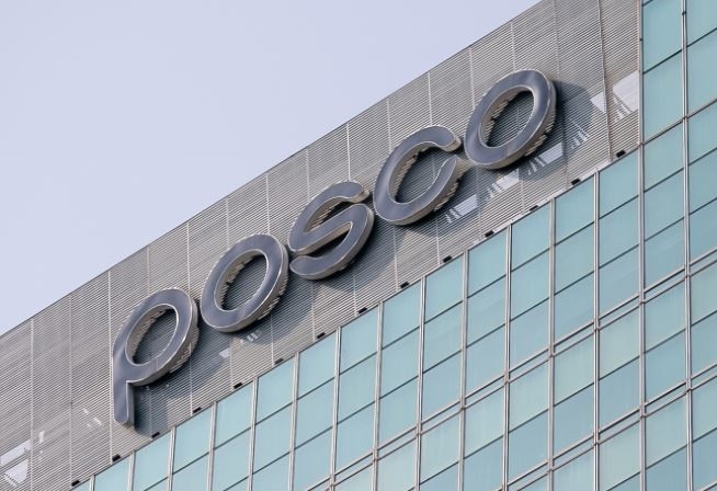 포스코가 5월 열연 가격을 동결하는 대신 주문량에 따라 최대 3만 원을 할인해주기로 했다.