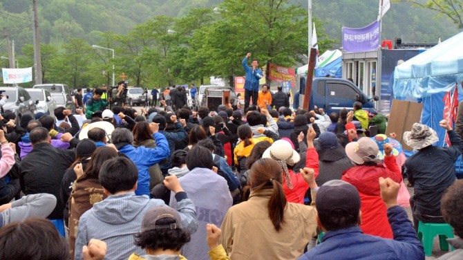 26일 오전 경북 성주골프장에 사드(THAAD·고고도미사일방어체계) 배치가 진행되자 이를 반대하는 주민과 원불교 신도들이 소성리 마을회관 앞에서 '사드 반대'를 외치며 항의하고 있다./뉴시스