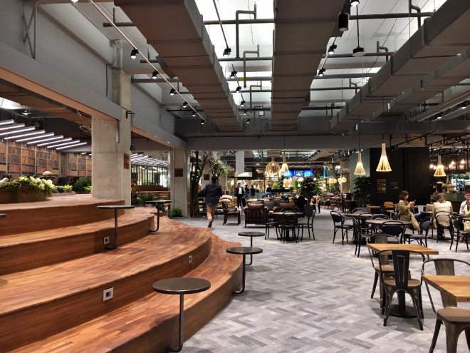 롯데마트 양평점 1층에 위치한 휴식공간‘어반 포레스트’(Urban 4 rest)의 모습. 도심 속 숲과 같은 공간으로 꾸며 편하게 쉬고 즐길 수 있는 공간으로 만들었다. 사진=한지명 기자