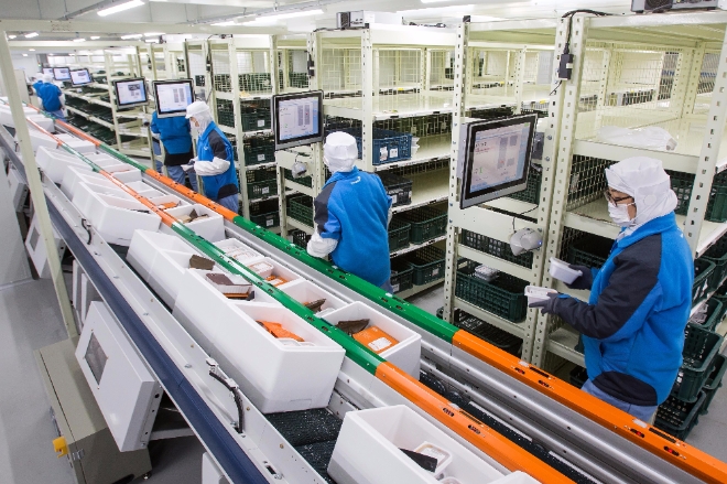 더반찬 물류배송시스템의 경우 DMPS(Dual Mode Picking System)을 도입해, 정확하고 안전한 배송서비스를 제공하고 있다. DMPS는 다품종 소량생산과 배송에 최적화된 첨단물류설비다. 동원그룹=제공