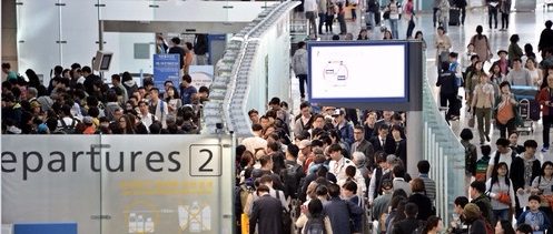 최장 12일간의 5월 황금연휴를 앞둔 27일 오전 인천공항 출국장은 해외로 떠나는 인파들로 북적이고 있다.'뉴시스