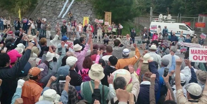 오키나와 현지 주민들은 2015년부터 미군기지를 반대하는 항의시위를 벌여왔다. 자료=連帯•共同21