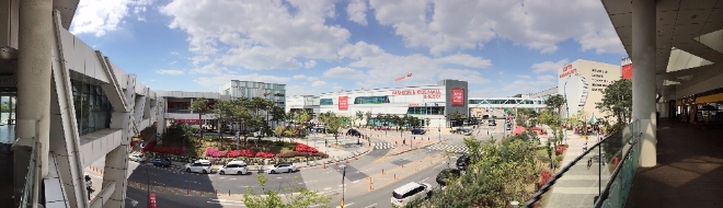 롯데백화점은 오는 28일 이천점의 3층 건물 신관을 증축 오픈한다. 증축된 공간에는 국내 최대 규모의 아동 전문관인 ‘패션&amp;키즈몰’이 입점했다. 사진은 청자동(좌)과 백자동(우) 사이 연결통로에서 새로 들어선 ‘패션&amp;키즈몰’을 바라본 모습. 사진=한지명 기자