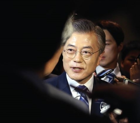 27일 더불어민주당 문재인 대선 후보가 SNL코리아 프로그램에서 문재인 패러디로 유명해진 김민교씨를 만나서 덕담을 나눴다. 사진=문재인 페이스북 캡처