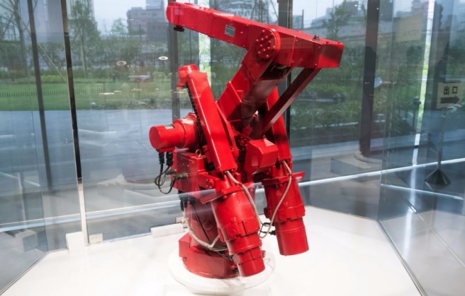 로봇을 활용한 생산자동화에 대한 수요가 급증하고 있다. 사진은 야스카와전기가 개발한 일본 최초의 전기식 산업용 로봇 'MOTOMAN-L10'. 자료=yaskawa.co.jp