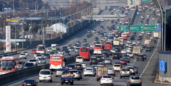 고속도로 통행료 면제로 인해 도로 정체가 더 극심해졌다는 누리꾼들의 분석이 나왔다./사진=뉴시스