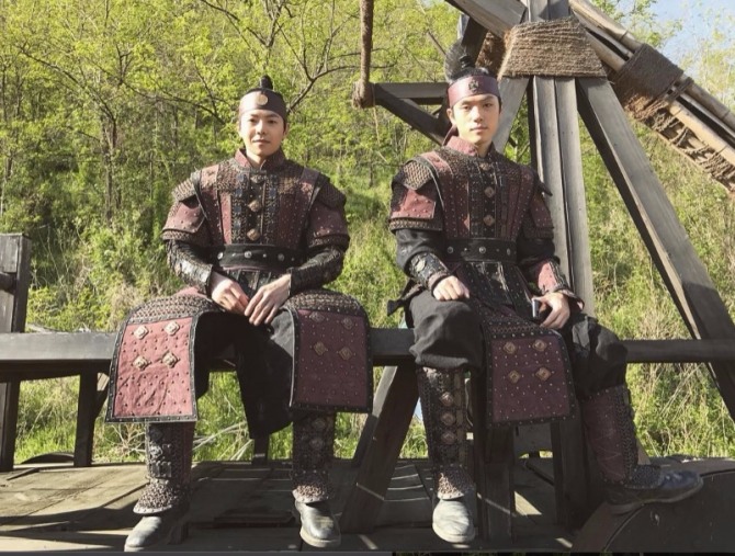 역적에서 악역 조수학으로 황약중인 박은석(왼쪽)과 모리 역의 김정현. 사진=박은석 인스타그램 캡처