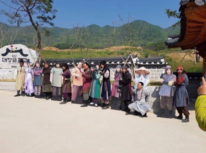 윤균상이 29일 자신의 SNS를 통해 종방을 향해 달려가는 MBC월화드라마 '역적:백성을 훔친 도적'에서 홍첨지로 활약하는 동료들과 함께 담은 비하인드 컷을 공개했다. 