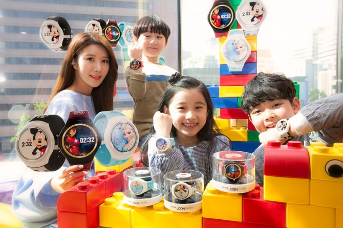 서울 중구에 위치한 SK텔레콤 어린이집에서 어린이들이 ‘준 스페셜 에디션’ 3종을 소개하는 모습.