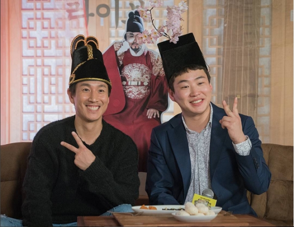 배우 안재홍이 본인의 인스타그램에 이선균과 함께 찍은 사진을 올렸다. 두 사람은 한 손으로 브이(V)를 그리며 활짝 웃고있다.  
