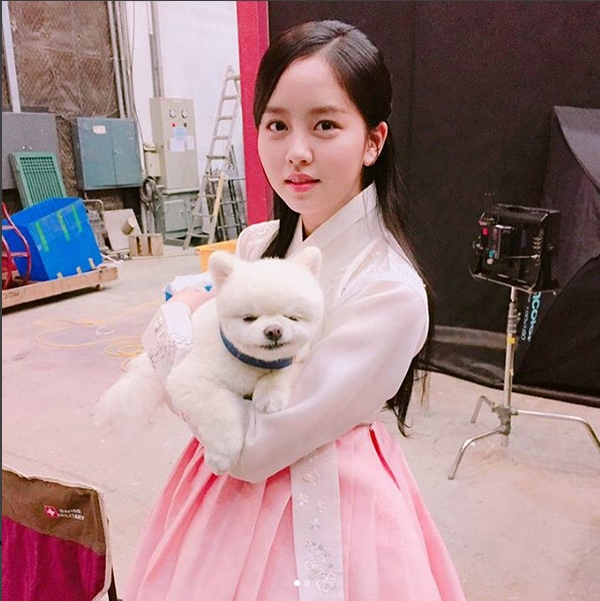 섹션TV연예통신에 30일 출연한 김소현은 자신의 로망이 애견 카페에서 강아지와 시간을 보내는 것이라 밝혔다. 이를 증명하듯 이날 자신의 인스타그램에 강아지와 함께 한 사진을 올렸다.//김소현 인스타그램=출처