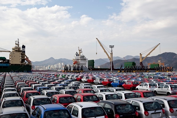 한미 FTA 재협상 추진시 자동차 산업이 최대 101억달러의 손해를 본다는 보고서가 나왔다. 