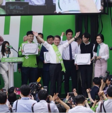 국민의당 안철수 대선후보가 30일 오후 경기도 부천시 부천역 앞에서 유세를 갖기 전 안철수 후보를 패러디한 '안찰스' 역으로 유명한 배우 정상훈과 만났다. 사진=안철수 페이스북 캡처