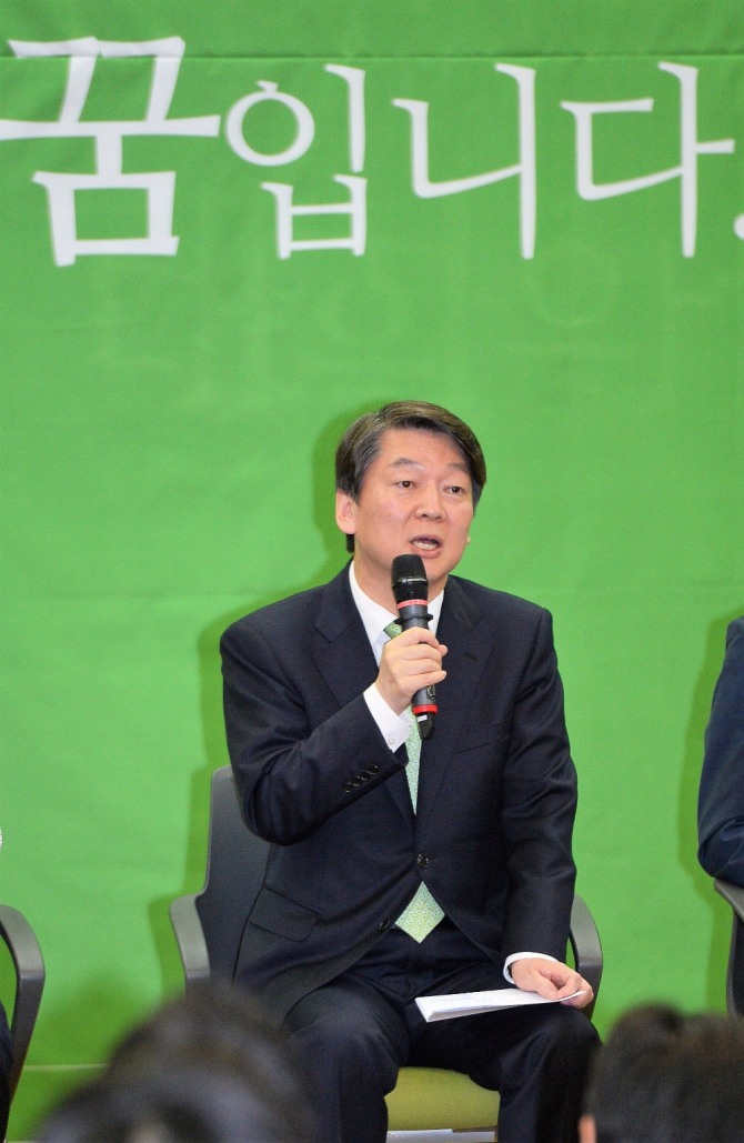 안철수 국민의당 대선후보가 1일 오전 서울 여의도 국회 의원회관에서 열린 '국민의 목소리를 듣다' 온국민멘토단 임명식에서 국민멘토와 대화하고 있다. 사진=뉴시스 