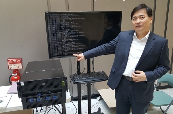 이동학 코코링크 사장이 지난달 29일 서울대에서 세계최고 GPU보드 집적도를 가지는 HPC(모델명 클라이맥스 210S)를 소개하고 있다. 사진=이재구기자 