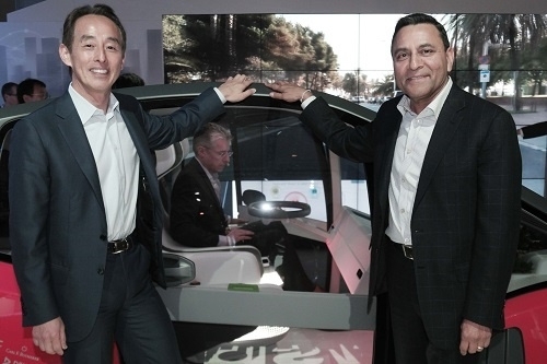 손영권 삼성전자 사장(왼쪽)과 디네시 팔리월 하만 CEO가 지난 1월 5일(현지시간) 미국 라스베이거스의 하드락 호텔에 마련된 하만 전시장에서 자율주행용 사용자 경험을 구현한 오아시스 컨셉트 차량을 소개하고 있다.사진=삼성전자 