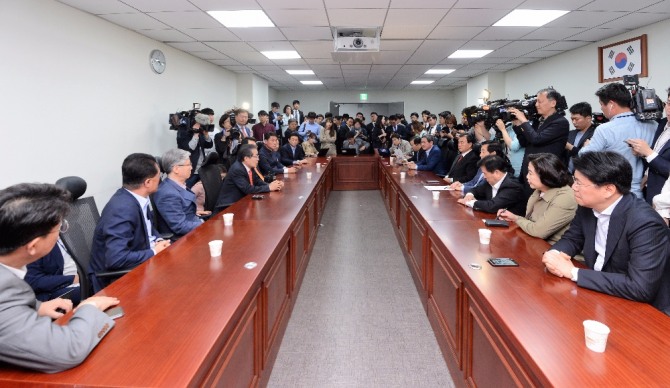 홍준표 자유한국당 대선후보가 1일 오후 서울 여의도 국회 의원회관에서 바른정당 비 유승민계 의원들과 회동하고 있다. 사진=뉴시스