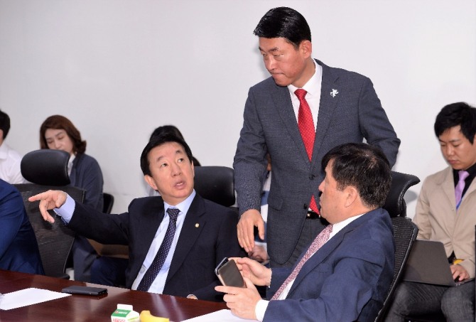 2일 오전 서울 여의도 국회 의원회관에서 열린 바른정당 비유승민계 탈당 논의 회의에 참석한 김성태(왼쪽부터) 의원이 황영철 의원과 대화하고 있다. 사진=뉴시스