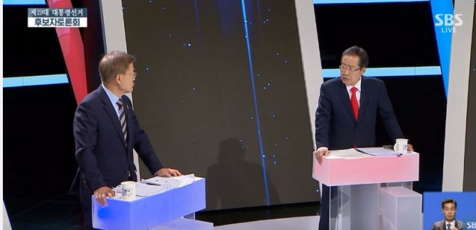 2일 열린 제 19대 대통령선거 후보자 토론회 자유토론 시간에 더불어민주당 문재인 대선후보는 이날 4대강 사업 때문에 수질이 악화가 됐는데 대책이 있냐고 물었다. 사진=SBS 캡처