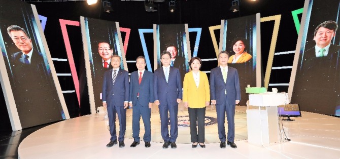 문재인(더불어민주당·왼쪽부터), 홍준표(자유한국당), 유승민(바른정당), 심상정(정의당), 안철수(국민의당) 대통령 후보가 2일 저녁 서울 마포구 상암동 문화방송(MBC)에서 중앙선거관리위원회 주최로 열린 토론회 시작에 앞서 기념사진을 찍고 있다.  사진=뉴시스 