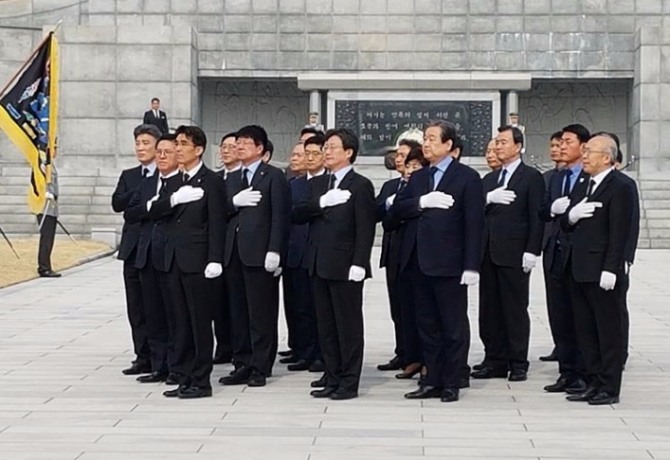 황영철 의원 등 바른정당 의원들과 최근 대전 현충원에 위치한 천안함 용사 묘역과 현충탑을 참배했다.