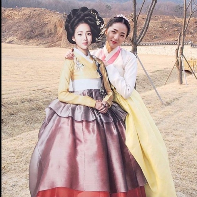 채수빈이 '역적' 등신대 사진과 나란히 서 있다. 사진='역적' 인스타그램 캡처